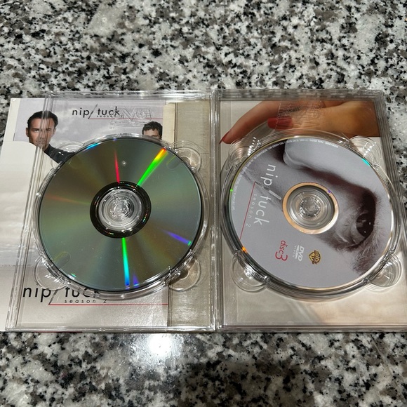 THE COMPLETE NIP/TUCK SEASONS 1 AND 2 - Picture 9 of 12